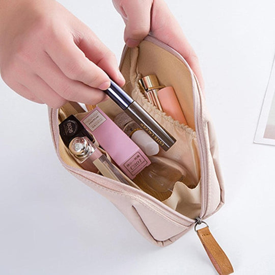 Din personlige lille rejsetaske med plads til vigtigste kosmetik