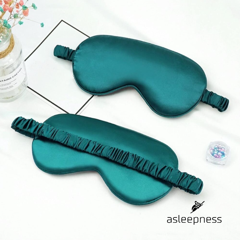 Komfortabel Øjenmaske, sovemaske og ansigtsmaske i silke satin i farve grøn. 