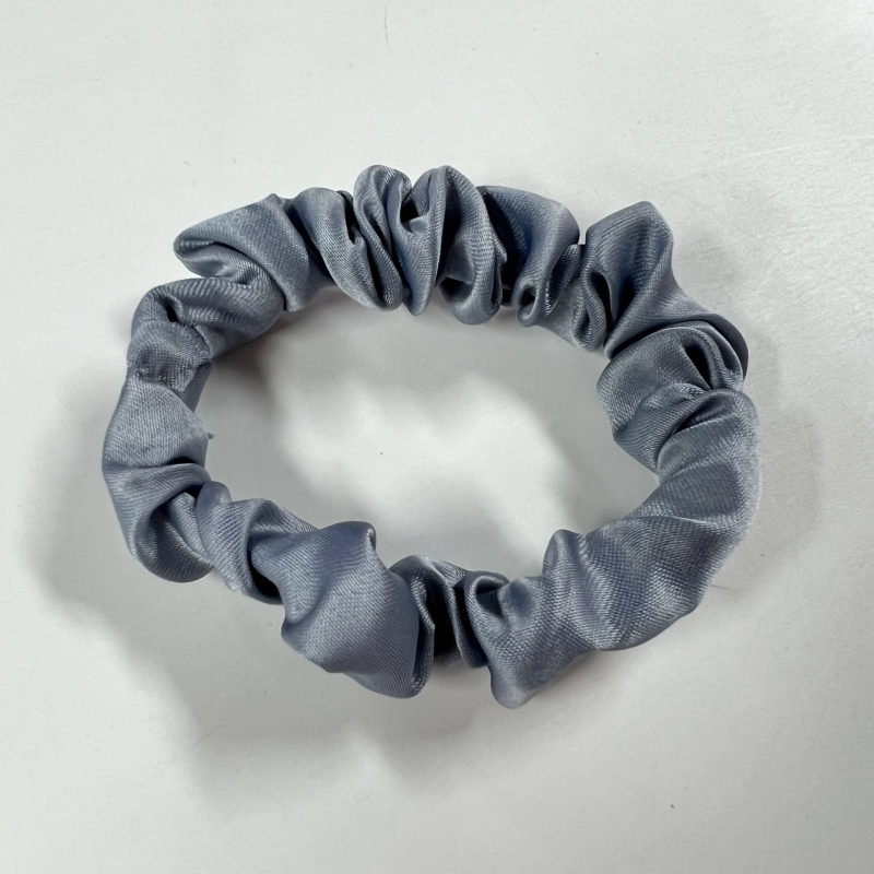 Silver blue Scrunchie hårelastikker og hårbånd i 100% Mulberry Silke med 22 Momme A6 Kvialitet