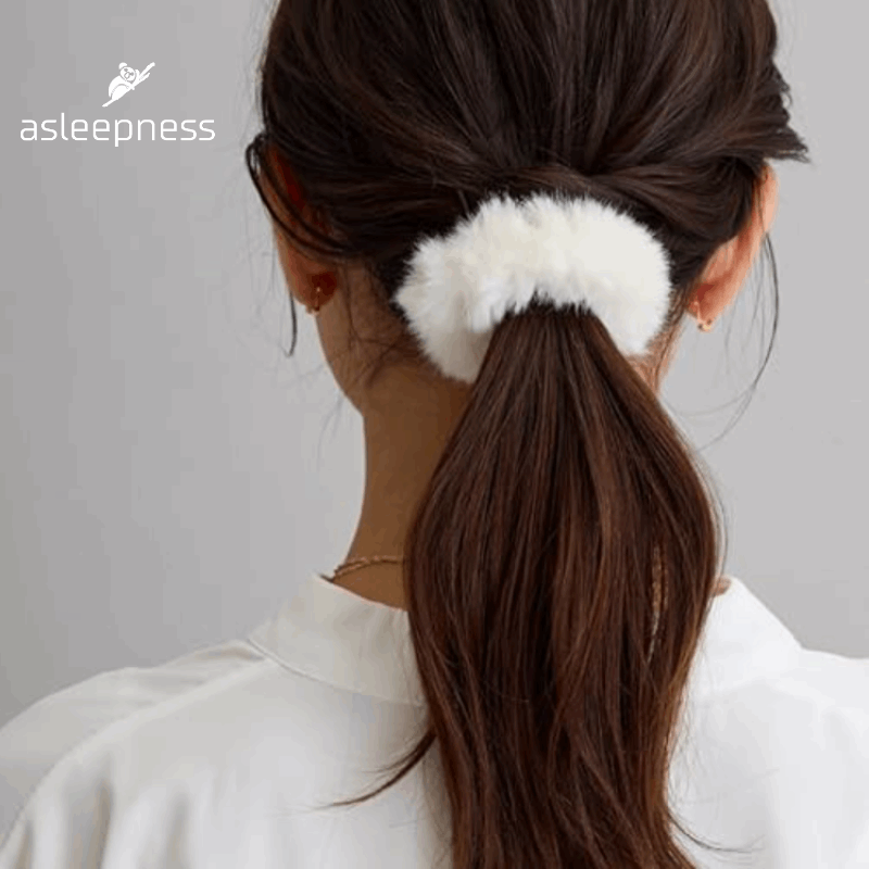 Elegant Hårelastik, hårpynt og hårbånd i  hvid plys materiale