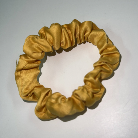 Guld Scrunchie hårelastikker og hårbånd i 100% Mulberry Silke med 22 Momme A6 Kvialitet