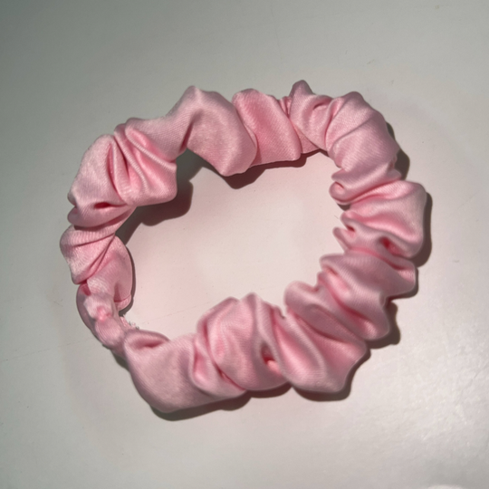 Pink Scrunchie hårelastikker og hårbånd i 100% Mulberry Silke med 22 Momme A6 Kvialitet